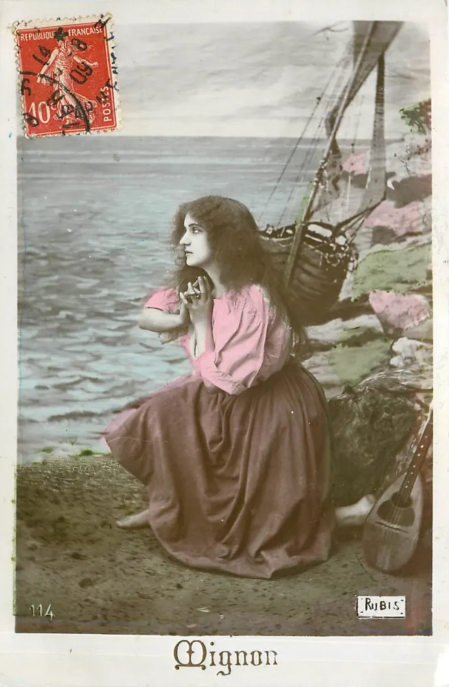 Mignon — jovem mulher em vestido rosa perto do mar — Rubis, n°114 - Frente