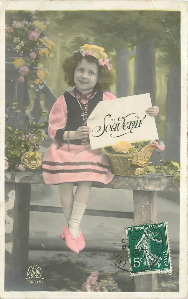 Menina pequena em vestido rosa — lembrança — Paris, editor Paris - Frente