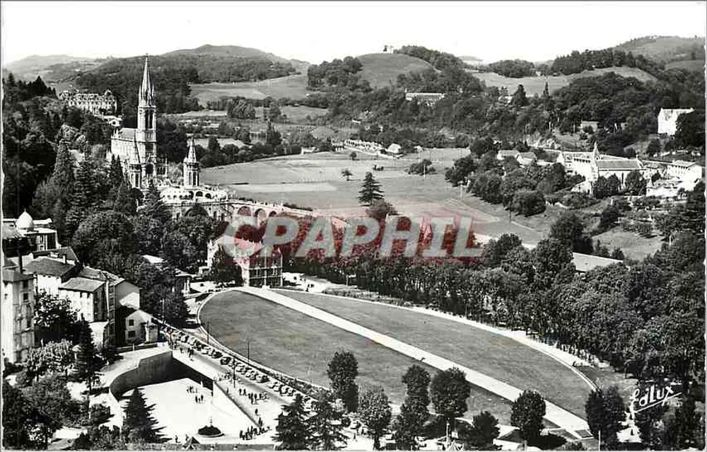 Lourdes — La Basilique et la Basilique souterraine St Pie X (200x80 m) — Édition Doucet - Recto