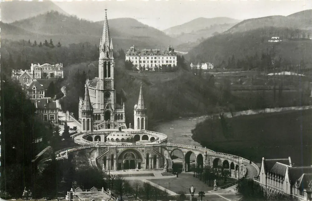 Lourdes — La Basilique vue du Château-Fort — Édition P. Douoer - Recto