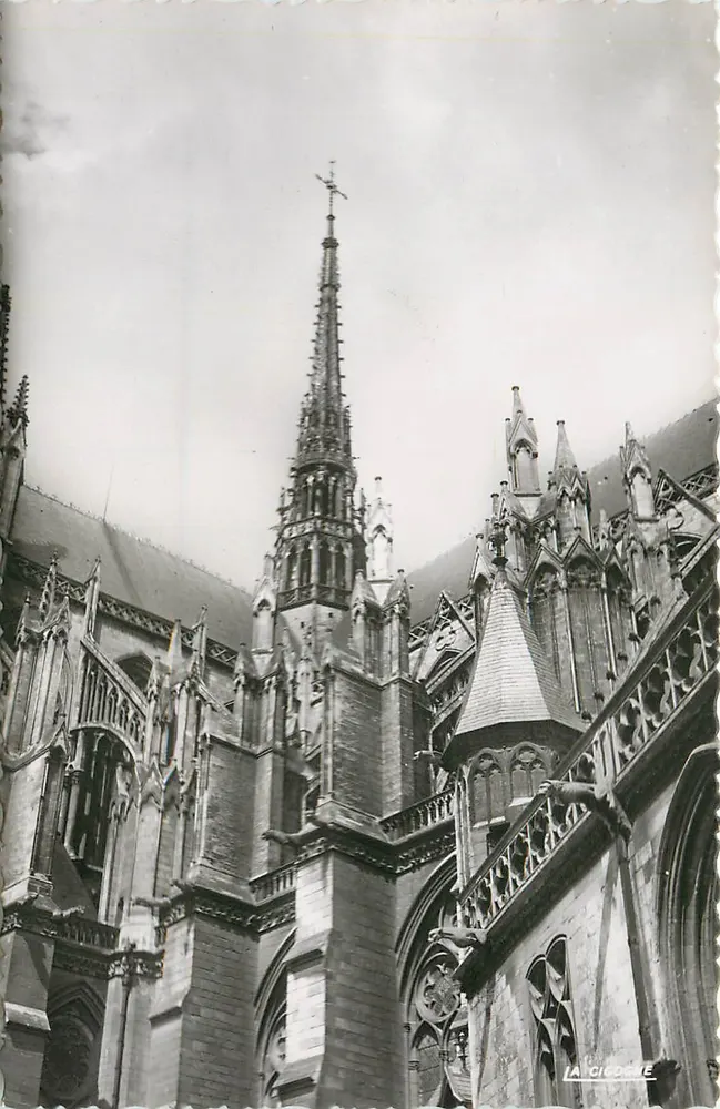 Amiens (Somme) — A catedral. Perspectiva sobre a flecha — Edições La Cigogne - Frente