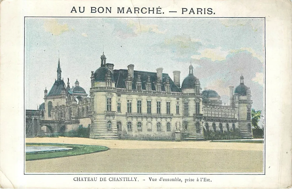 Castelo de Chantilly — Vista geral tirada do Leste — Au Bon Marché, Paris. - Frente