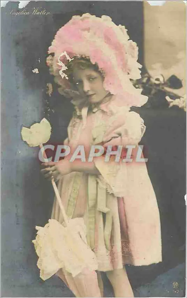 Menina pequena com vestido e chapéu rosa — fotografia de Caroline Watte — n° 1421 - Frente