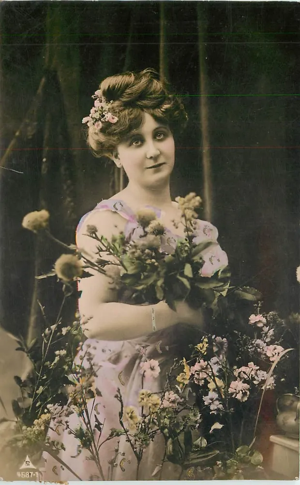 Mulher em vestido florido segurando um buquê — editor Radin & Cie, n° 4587-1 - Frente