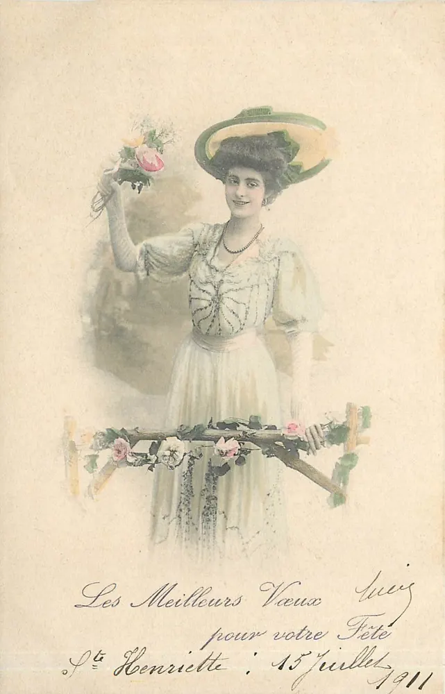 Frau in weißem Kleid und Hut — Grußkarte zur Feier — unbekannter Verlag, Ideal Collection Nr. 4 - Vorderseite