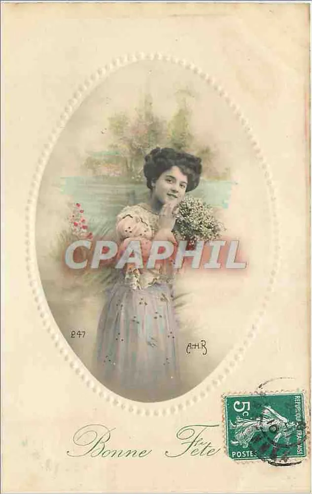 Femme en robe bleue tenant un bouquet — Bonne Fête — éditeur A.T.H.R. n° 47 - Recto