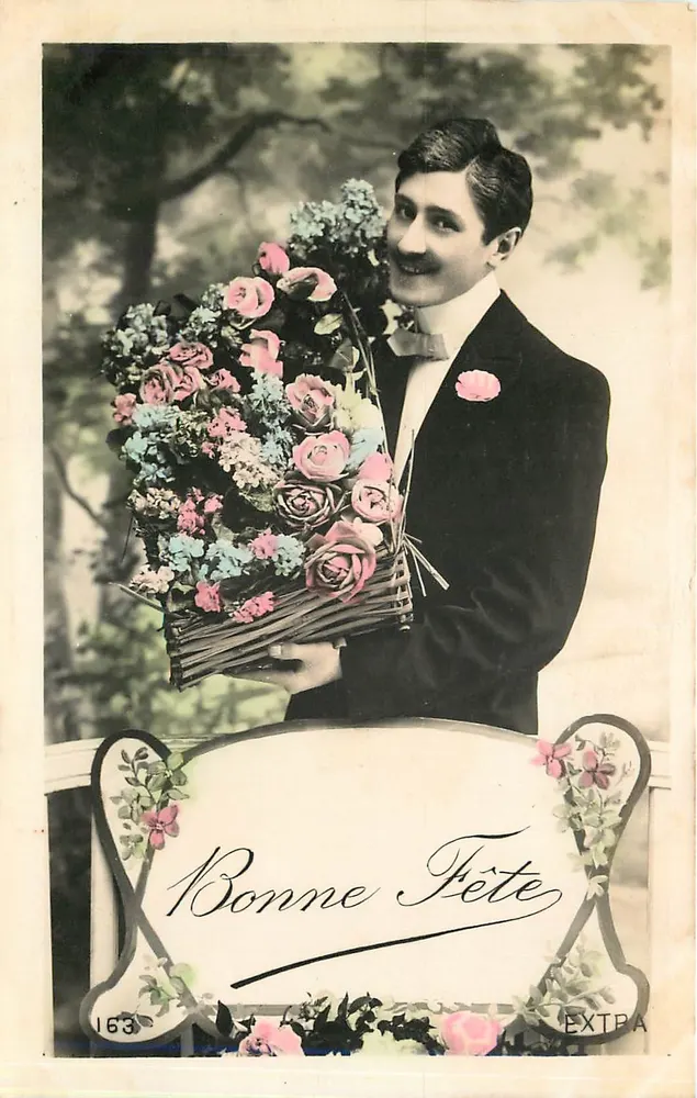 Homme en costume tenant un grand bouquet de fleurs — Bonne Fête — EXTRA 163 - Recto