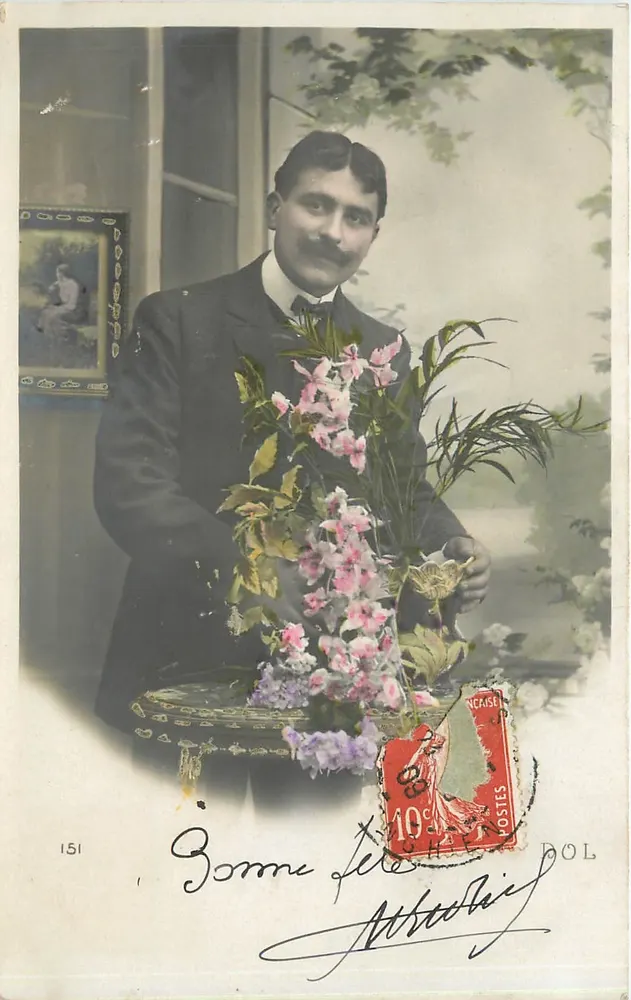 Homme en costume tenant un bouquet — éditeur '151' — timbre 10c rouge - Recto
