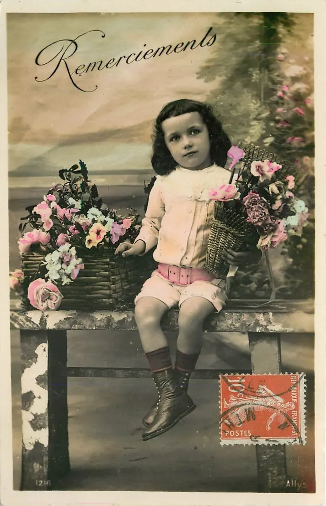 Menina sentada com cestas de flores — Agradecimentos — Allys, n°1215 - Frente