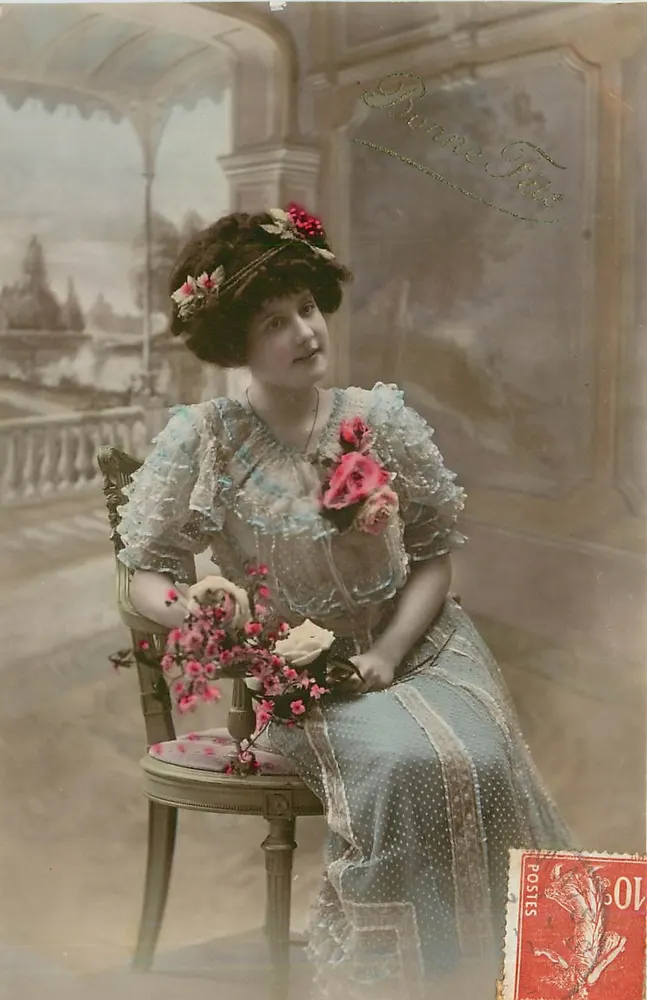 Jeune femme en robe bleue à motifs — décor de balcon — éditeur Bonne Ture, n° 10 - Recto