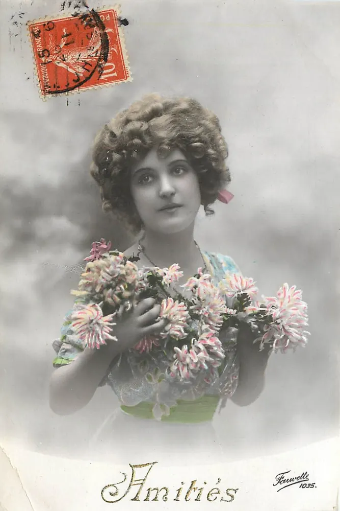 Jovem mulher com cabelos cacheados — segurando um buquê de flores — editor Fauwells, n° 1035 - Frente