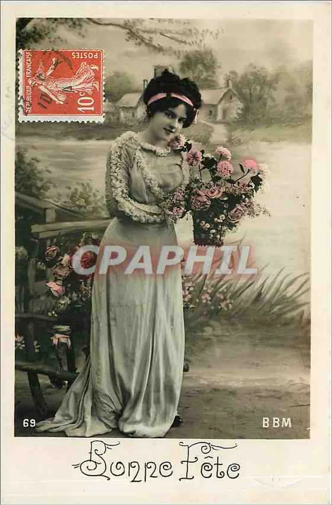 Femme en robe longue tenant un bouquet — Bonne Fête — BBM n°69 - Recto