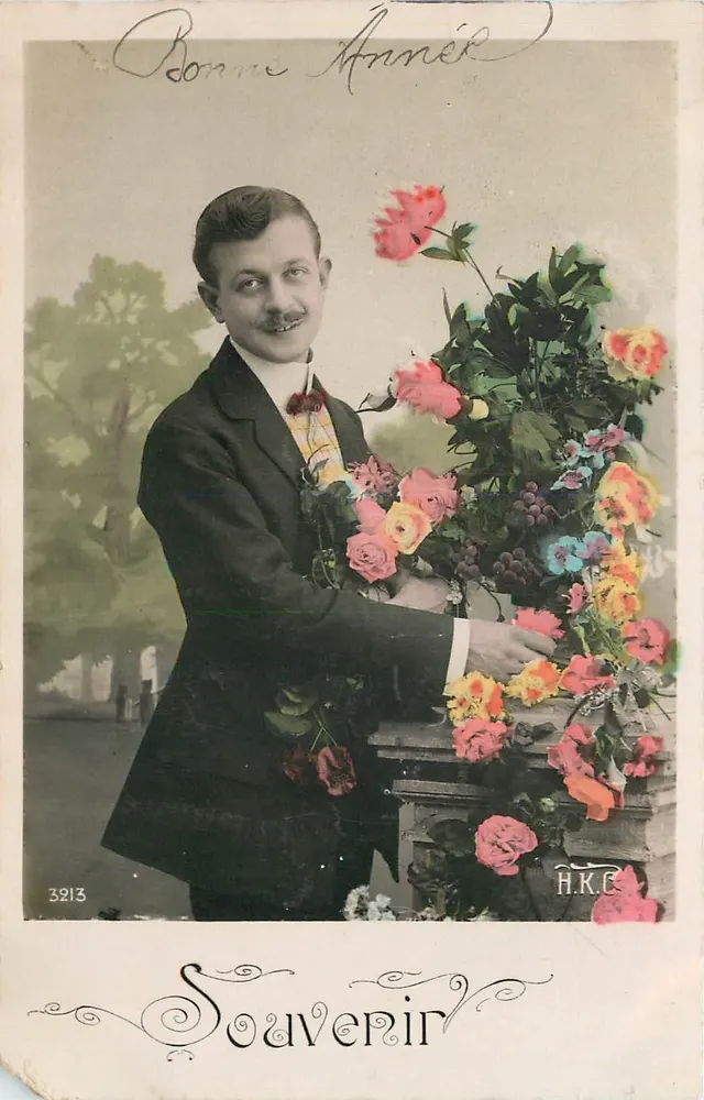 Homem em traje com buquê de flores — Lembrança — H.K.C. n°3213 - Frente