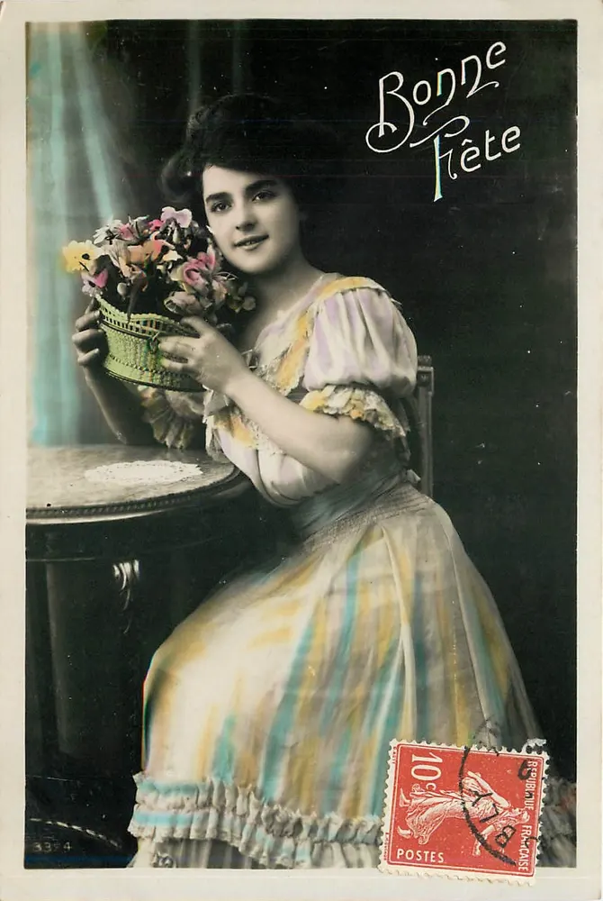 Jovem mulher com cesta de flores — Boa Ano — Editor não identificado, n° de série 3394 - Frente