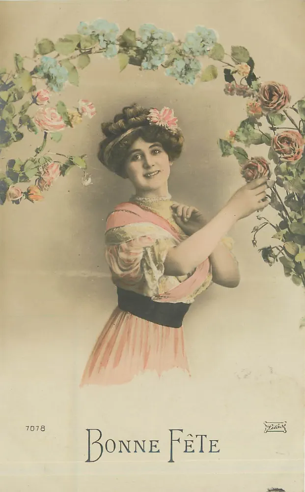 Mulher sorridente cercada de rosas — Boa Festa — Editor Vidal n°7078 - Frente