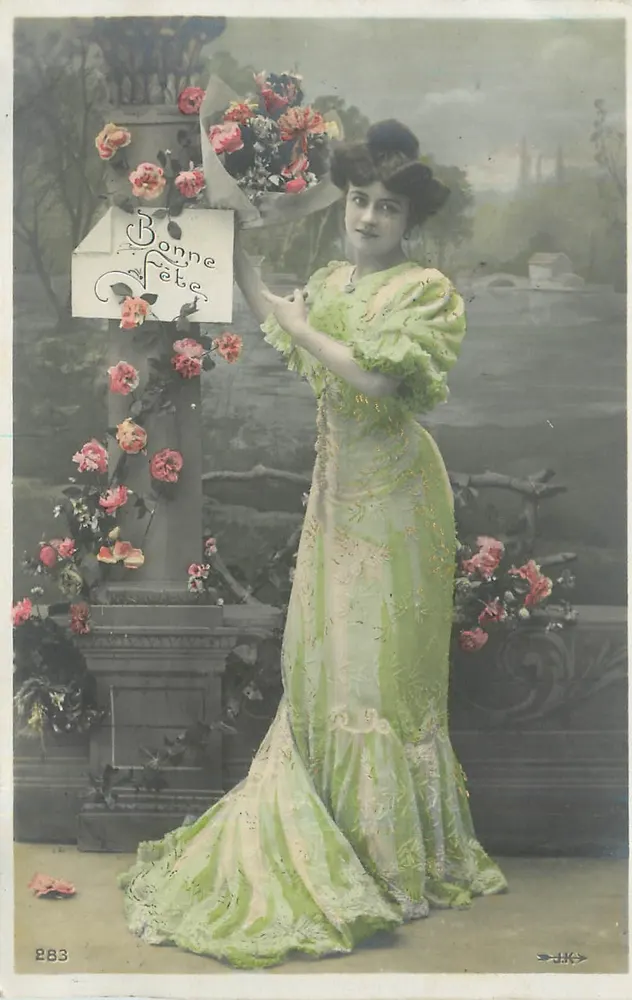 Mulher em vestido verde segurando um buquê — 'Bom Dia' — JHK, n°283 - Frente