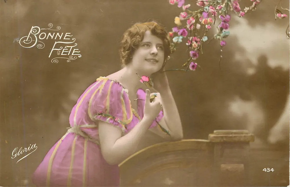 Mulher em vestido rosa — decoração floral — Gloria, n° 434 - Frente