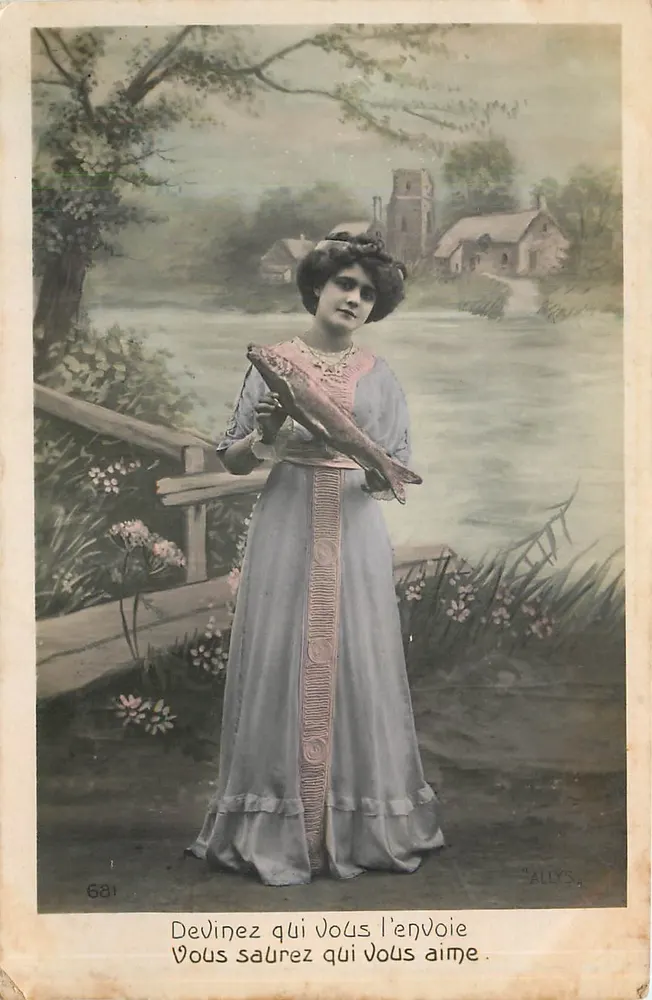 Femme tenant un poisson — scène de rivage avec édifice en arrière-plan — éditeur ALLYS, n° 681 - Frente
