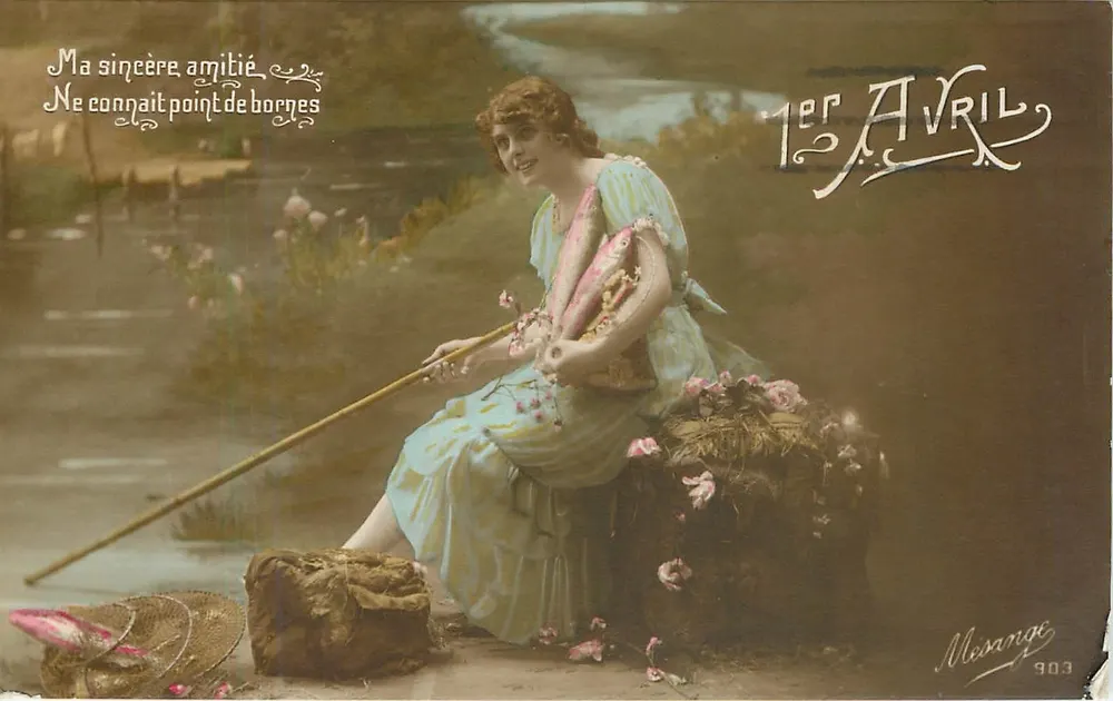 Femme en robe bleue près d'un cours d'eau — 1er AVRIL — éditeur Mesange, n° 903 - Recto