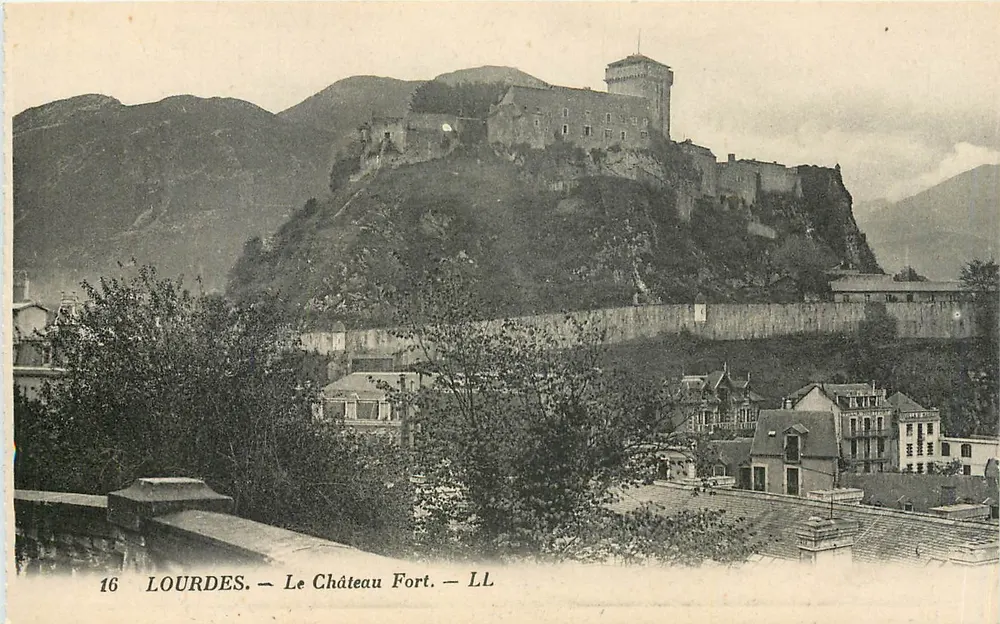 Lourdes — O Castelo Forte — LL - Frente