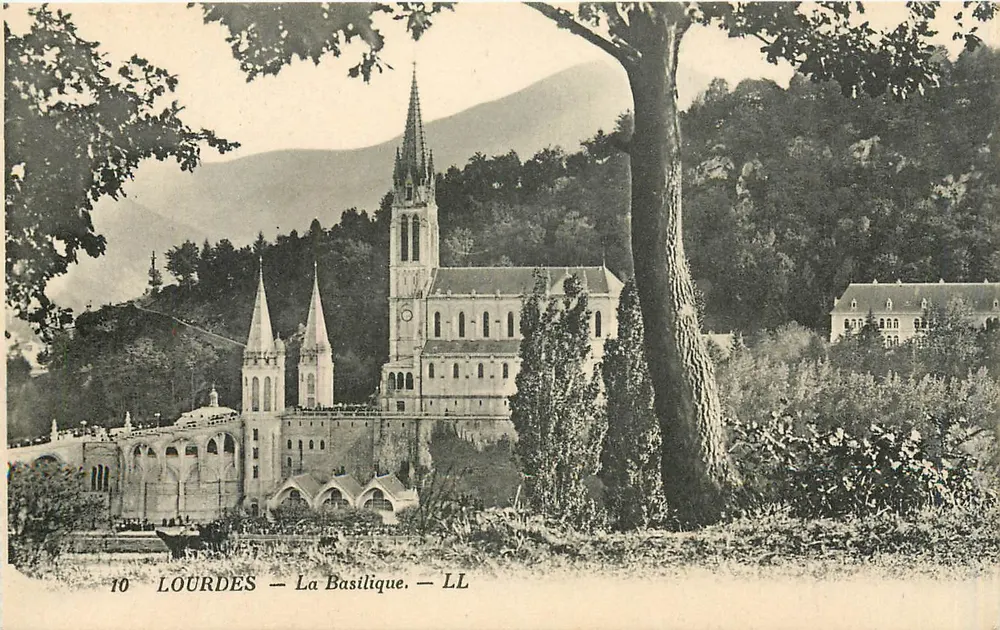 Lourdes — A Basílica — LL - Frente