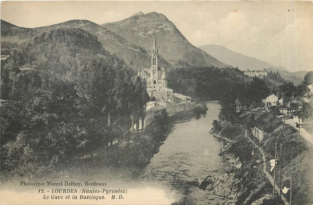 Lourdes (Hautes-Pyrénées) — Le Gave et la Basilique — Phototypie Marcel Delboy, Bordeaux, n°12 - Recto