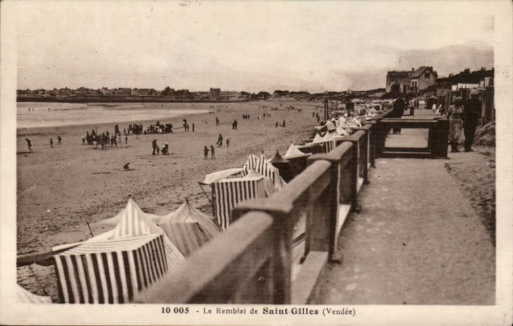 Het Remblai van Saint-Gilles (Vendée) — levendige strand met gestreepte kajuiten — Fototypie Jehly-Poupin (Vendée) n°10 005 - Voorkant