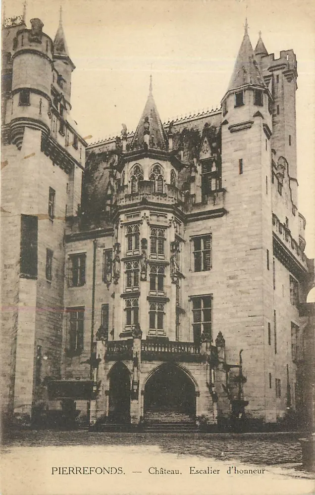 Pierrefonds — Castelo. Escada de honra - Frente