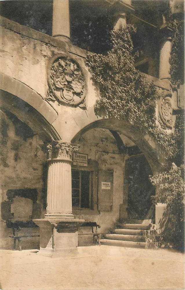 Cour intérieure du Saalbau à Heidelberg — éditeur König von Edm, n° 2043 - Recto