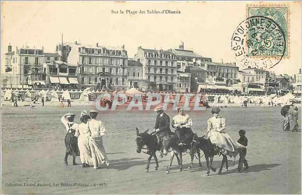 Na Praia dos Sables-d'Olonne — Coleção Lucien Auland, N° 2275 — Editor Lucien Auland - Frente