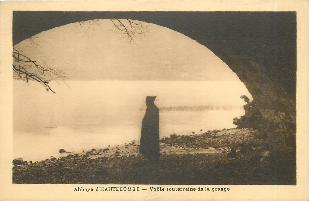 Abadia de HAUTECOMBE — Vórtice subterrâneo da grange - Frente