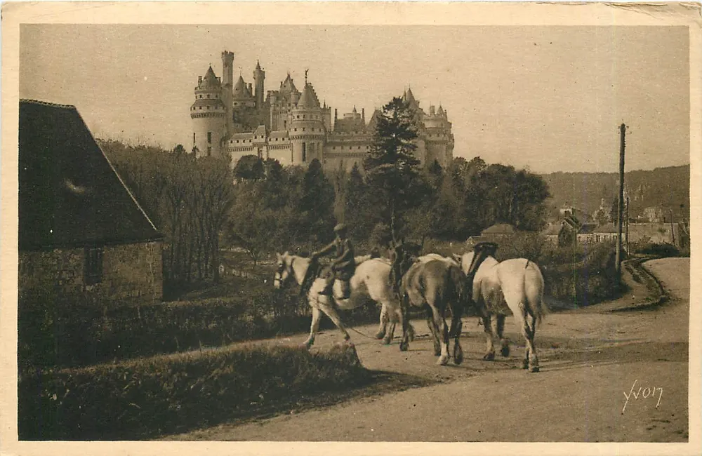 Castelo de Pierrefonds — vista com cavaleiro e tração animal — Y. V. 017 - Frente