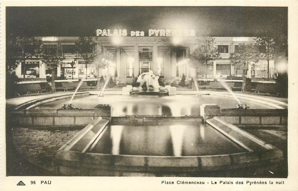 Place Clémenceau - Das Palais des Pyrénées in der Nacht — Pau - Vorderseite