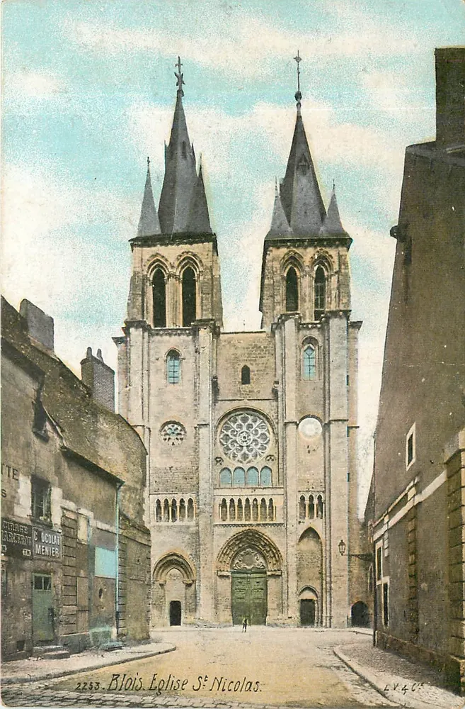 Blois. Igreja de São Nicolau — vista da fachada com suas duas torres e rosace — editor L.V. 46, n° 2253 - Frente