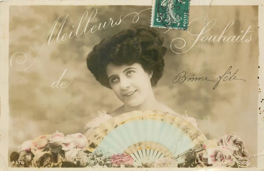 Jeune femme souriante — avec éventail et roses — éditeur CIRC n°4376 - Recto