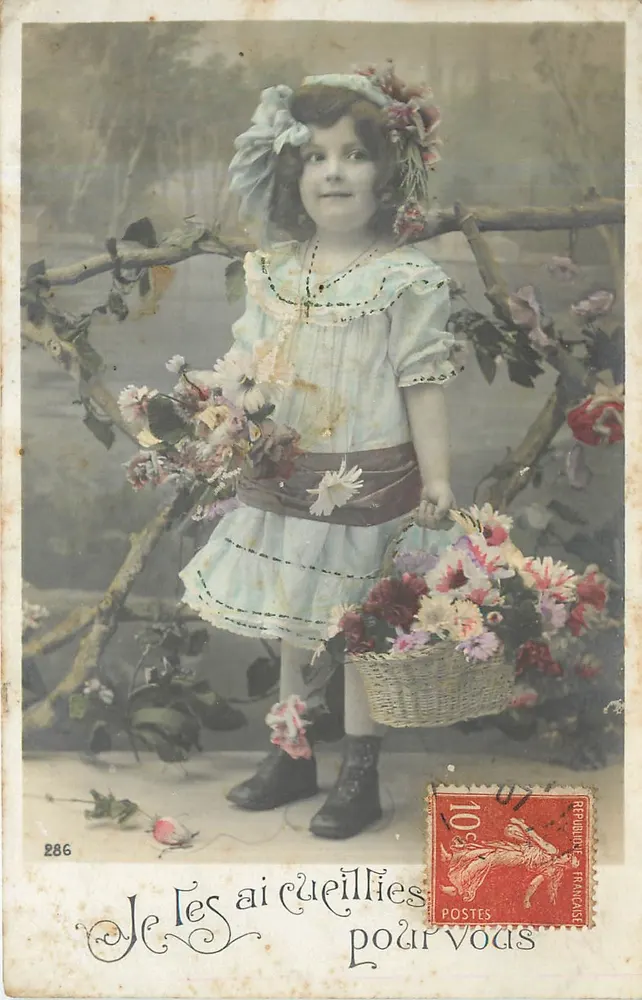 Menina com um cesto de flores — série 286 — editor não visível - Frente