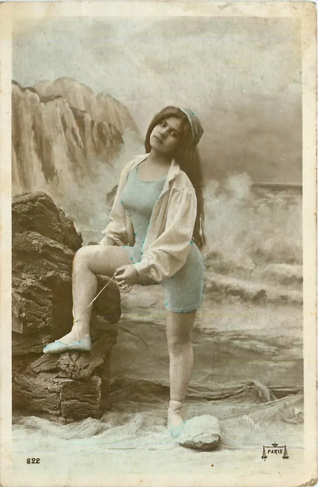 Jovem mulher em traje de banho — paisagem de cachoeira — editor GROS A PARIS, n° 822 - Frente