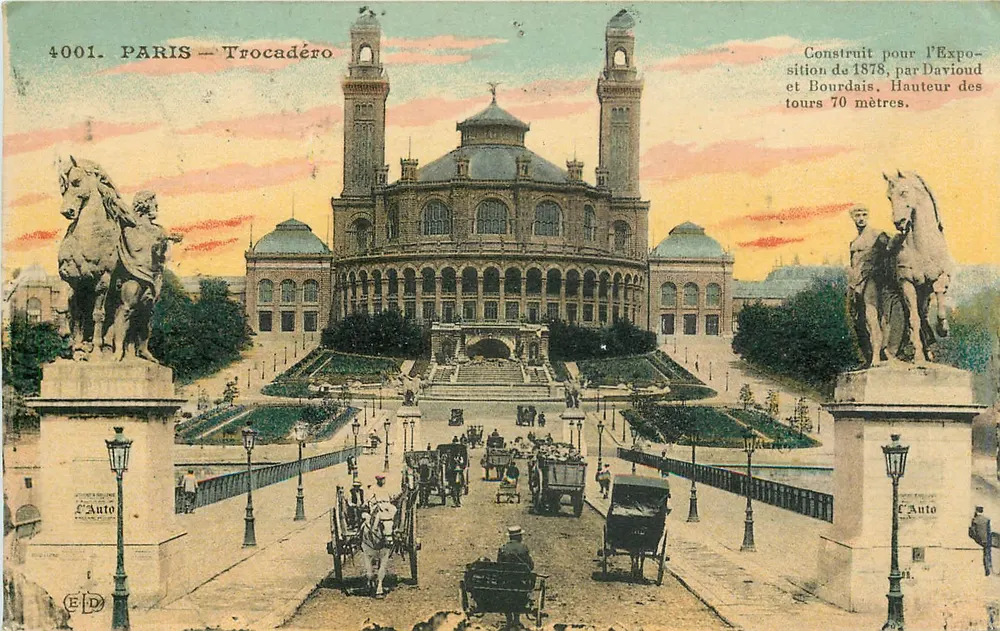 Paris — Trocadéro — Construído para a Exposição de 1878, por Davioud e Bourdais, altura das torres 70 metros - Frente