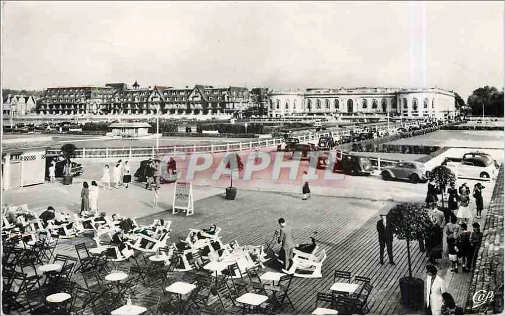 Deauville - Die blühende Strände — Blick Richtung Normandie und zum Casino — Hôtel des Voyageurs - Vorderseite