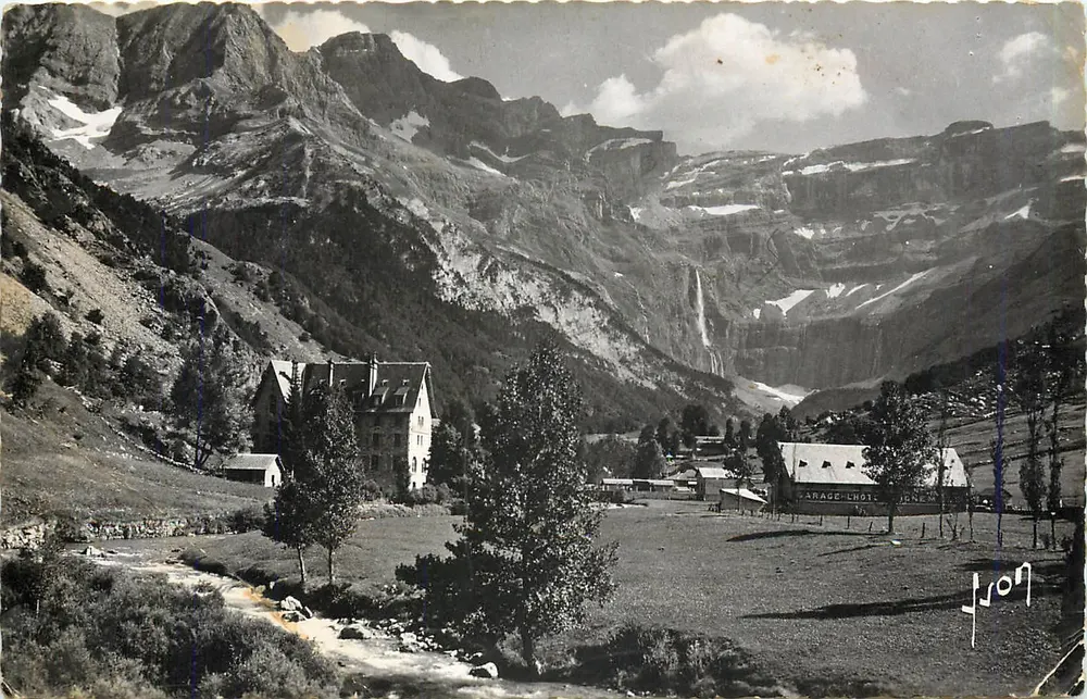 Cirque de Gavarnie — vue panoramique avec cascade et bâtiment — éditeur J. Liron - Frente