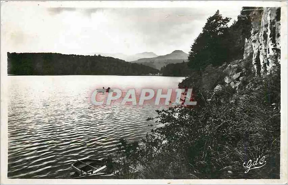 Lac Pavin — Rochers éruptifs de la rive est — G.d'O. - Recto