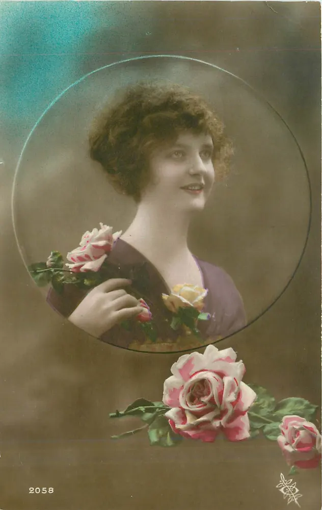 Jovem mulher com rosas — série 2058 — editor não identificado - Frente