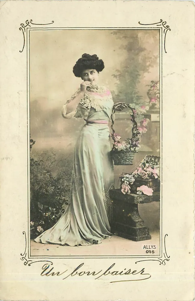 Mulher em vestido longo — com cesta de flores — ALLYS 645 - Frente
