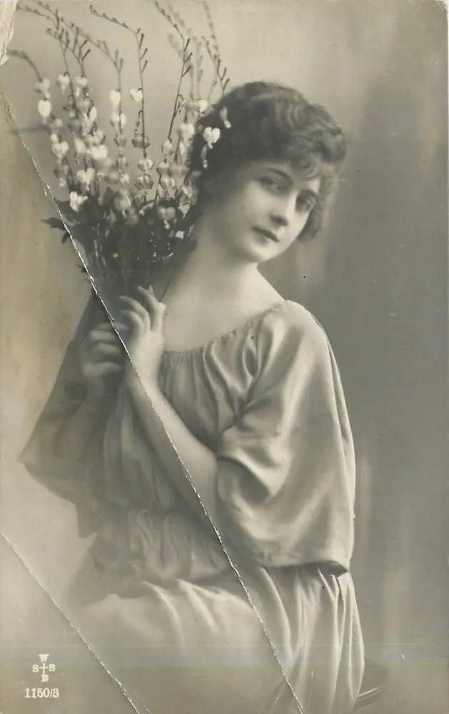 Jeune femme en robe de style Art Nouveau — tenant un bouquet de fleurs blanches — éditeur '8-1-8' et n° de série 1150/B - Frente