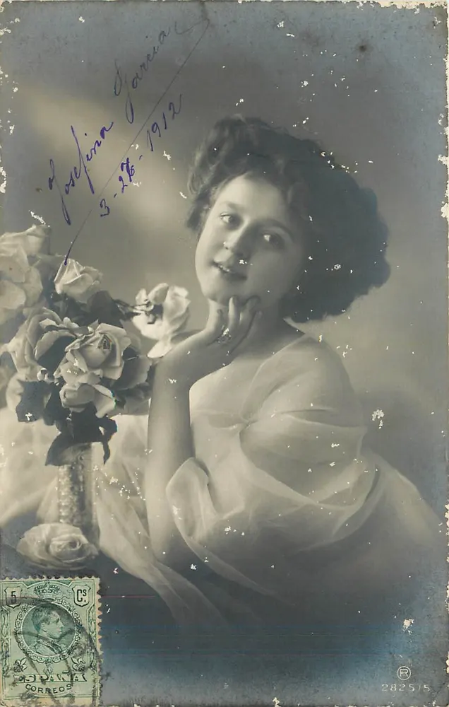 Joséfina García — Retrato feminino com buquê de rosas — Correos - Frente