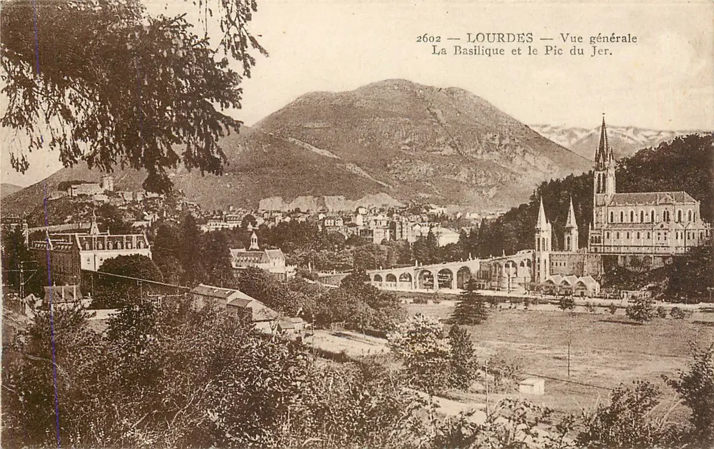 LOURDES — Vue générale. La Basilique et le Pic du Jer. - Recto