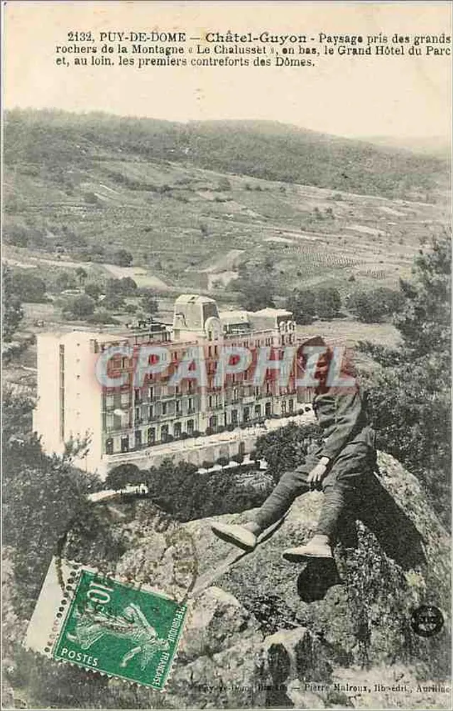 Puy-de-Dôme — Châtel-Guyon — Landschaft vom großen Felsen der Berg « Le Chalussét », unten das Grand Hotel du Parc - Vorderseite