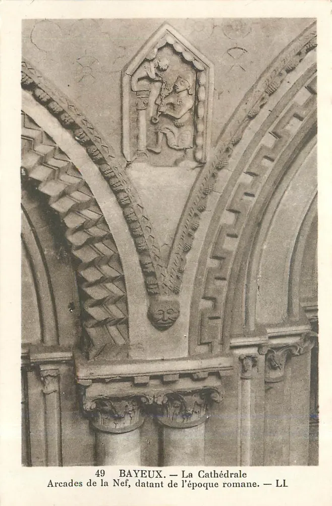 Bayeux — La Cathédrale. Arcades de la Nef, datant de l'époque romane — LL - Recto
