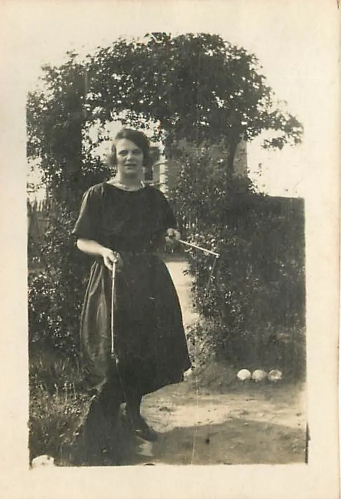 Mulher jogando petanca — 97, rue de la République, chez madame Viel — 26-5-22 - Frente
