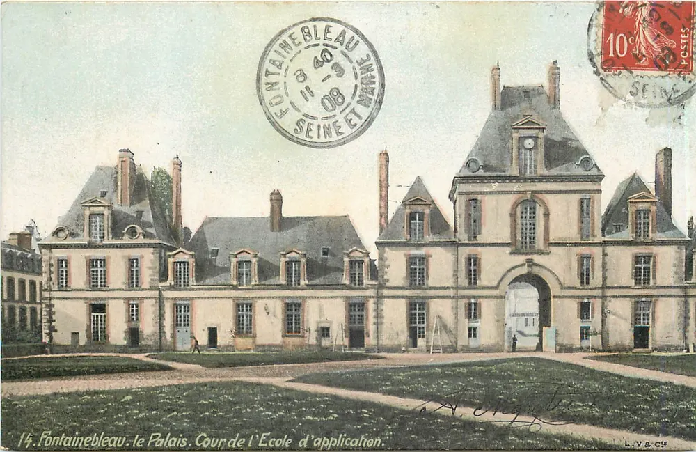 Fontainebleau - o Palácio. Pátio da Escola de Aplicação — L.V.A. Ch - Frente